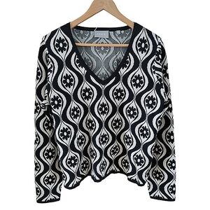 Cyrus XL Black and White Flower Patterned Women's Top Long Sleeves
